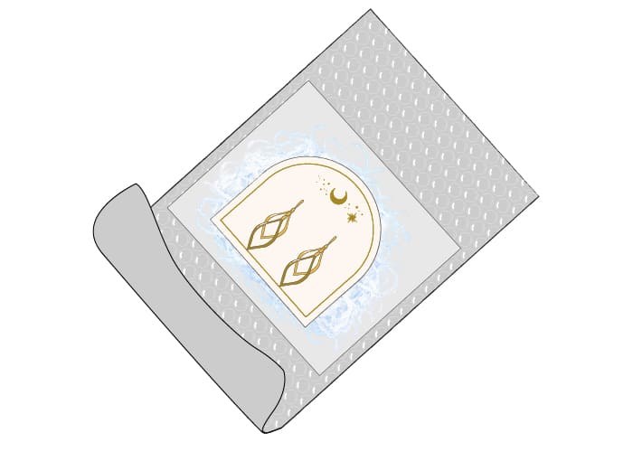 アクセサリーの梱包 プチプチを巻く